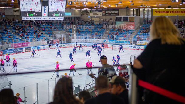 Pinguins verlieren das Halbfinale beim swb-Cup gegen Berlin 2.434 Zuschauer waren in der Eisarena beim Spiel der Pinguins gegen die Eisbären Berlin dabei.