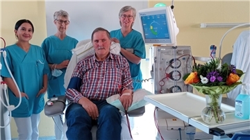25 Jahre: Zur „silbernen“ Dialyse wird Bernhard Wiggers von den Krankenschwestern Yasemin Öncül (von links), Uilkje Huismann und Birthe Vennemann betreut.