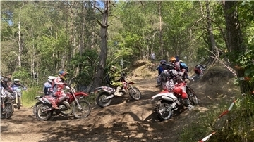 Motocrosser heizen durch den Hoope Park