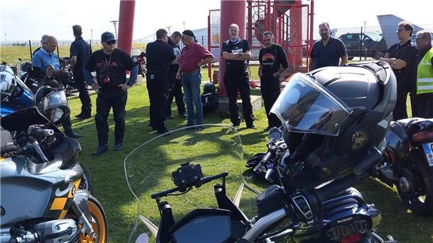 Motorräder und ihre Fahrer vorm Leuchtfeuer in Eckwarderhörne 