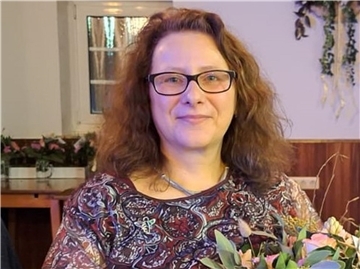 28 Jahre lang hat Gitta Tienken im Vorstand des Landfrauenvereins Donnern und Umgebung mitgearbeitet. Als sie nun ausschied, erhielt sie die Silberne Biene mit Grünem Stein, zweithöchste Auszeichnung des Niedersächsischen Landfrauenverbandes. 
