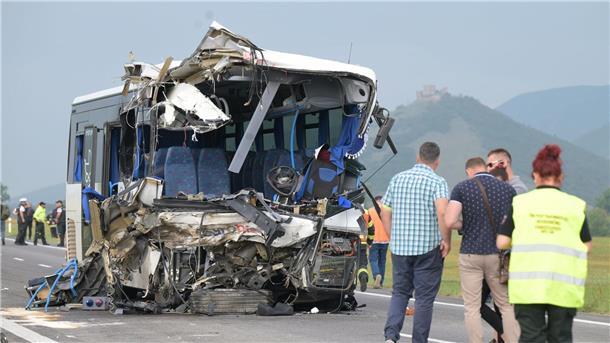 Toter und Verletzte bei Busunfall in der Slowakei 28 Menschen sind bei dem Unfall verletzt worden.