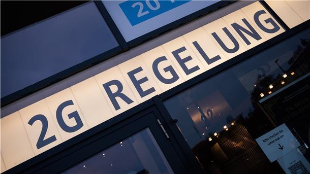 Der Hinweis „2G“ steht am Theater am Aegi.