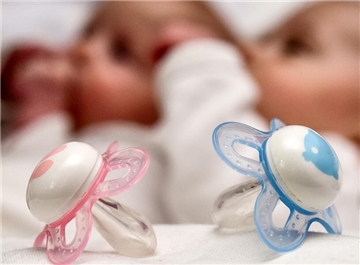 Babys mit Schnuller