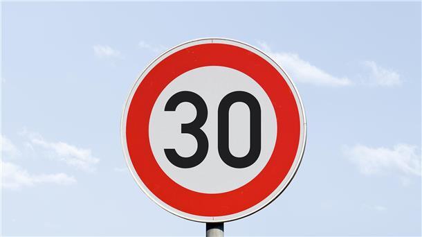 30 Jahre hat es gedauert, doch nun wurde in Frelsdorf endlich das Anliegen zahlreicher Anwohner nach einer Geschwindigkeitsreduzierung umgesetzt.