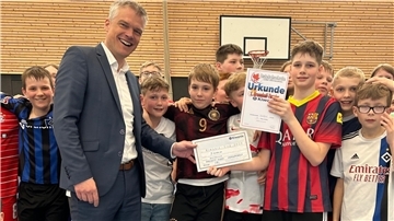 3.000 Euro haben die Schüler von der KGS Sittensen erspielt und an Lars Wißmann, Theologischer Direktor am Diakonieklinikum, überreicht.