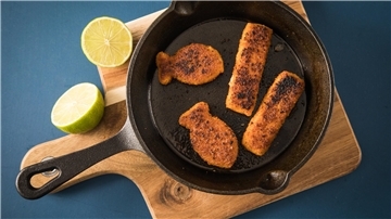 31 Fischstäbchen mit klassischem Fisch und veganen Alternativen wurden von der Zeitschrift „Öko-Test“ verkostet und untersucht. Die besten kommen aus Bremerhaven. Klose/dpa