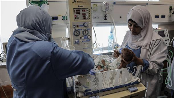 31 frühgeborene Babys sind nach WHO-Angaben auf die Intensivstation der Entbindungsklinik des emiratischen Al-Hilal-Krankenhauses in der südlichen Stadt Rafah gebracht worden.