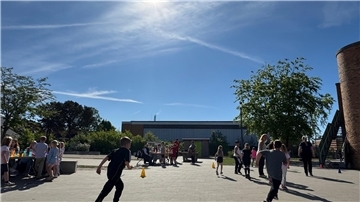 330 Schüler der Aue Mehde Grundschule laufen für die Hospizarbeit Fidelius. Dank Sponsorenlauf erhebliche Spende für Tanzprojekt und Trauerbegleitung.