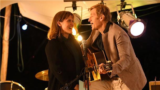 Sechs Streamingtipps im August - Milchtrinken als erste Bürgerpflicht „37 Sekunden“: Clara Andersen (Emily Cox) singt mit ihrem Vater Carsten Andersen (Jens Albinus).
