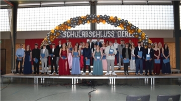 38 Schülerinnen und Schüler wurden am Freitag in der Grund- und Oberschule Oerel verabschiedet. In der Sporthalle nahmen sie ihre Abschlusszeugnisse in Empfang.