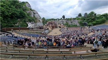 Viele Zuschauer sitzen in den Rängen der Freilichtbühne in Bad Segeberg. 