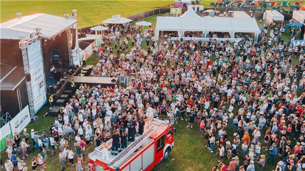 4.000 Partygäste kamen zum Elbstrand-Festival 2023. Und auch die Frühbucher-Tickets für das kommende Jahr sind bereits ausverkauft.
