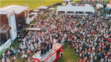 4.000 Partygäste kamen zum Elbstrand-Festival 2023. Und auch die Frühbucher-Tickets für das kommende Jahr sind bereits ausverkauft.