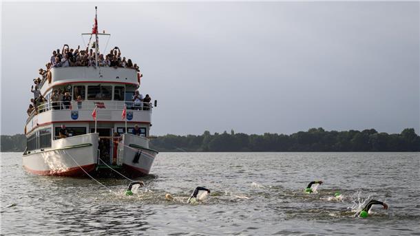Auf Rekordkurs: Schwimmer ziehen 100-Tonnen-Schiff durch See 402 Meter weit in 15 Minuten haben fünf Schwimmer das Schiff gezogen - ein neuer Weltrekord.