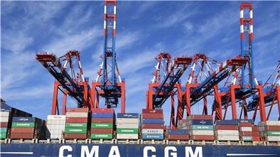 Containerbrücken entladen ein Containerschiff.