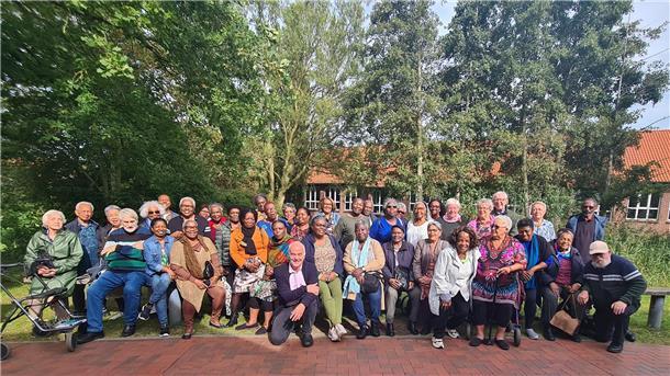 42 Besucher aus Surinam - viele davon Nachkommen ehemaliger Sklaven - haben jetzt die Zinzendorfschule in Tossens besucht und an einem Workshop mit den Schülern zum  Thema Sklaverei teilgenommen.