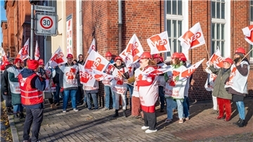 Kampf gegen Lehrermangel in Bremerhaven: Warnstreik und Bürgerschaftsbeschluss Lehrer im Warnstreik vor dem Gewerkschaftshaus in der Hinrich-Schmalfeldt-Straße in Bremerhaven