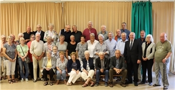 46 ehemalige Schülerinnen und Schüler der Volksschule Kleinensiel waren der Einladung zum Treffen ins Dorfgemeinschaftshaus gefolgt.