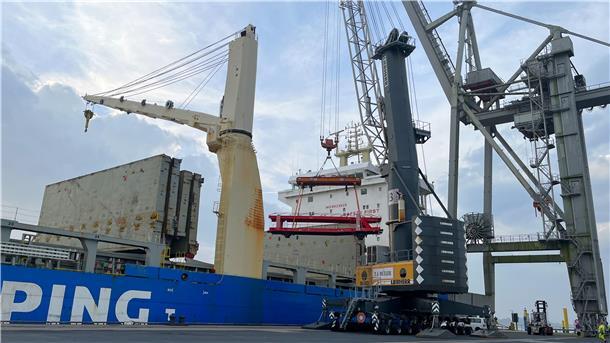 Wie im Braker Hafen Waggons vom Schiff aufs Gleis kommen Ein Eisenbahnwagen wird im Braker Hafen von einem Schiff auf die Pier gehievt.