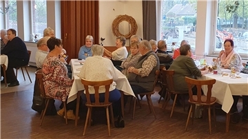 Seniorinnen und Senioren im Landgasthof Martin beim Bingospiel.