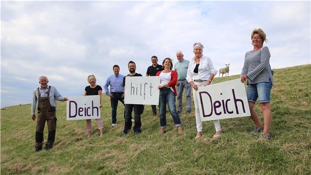 50 Butjenter haben sich für die Spendenaktion zusammengetan, um sich über Parteigrenzen hinweg für die Flutopfer einzusetzen. Stellvertretend für alle trafen sich einige von ihnen am Deich, um auf die Aktion aufmerksam zu machen. Darunter: Johann Evers (von links), Christel von Loeper, Axel Linneweber, Felix Frerich, Carsten Feß, Elke Evers, Günter Franke, Monika Franke und Claudia Cornelius.