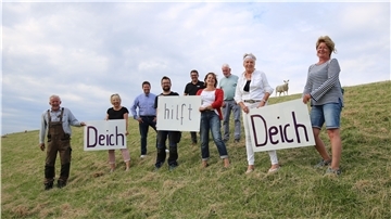 50 Butjenter haben sich für die Spendenaktion zusammengetan, um sich über Parteigrenzen hinweg für die Flutopfer einzusetzen. Stellvertretend für alle trafen sich einige von ihnen am Deich, um auf die Aktion aufmerksam zu machen. Darunter: Johann Evers (von links), Christel von Loeper, Axel Linneweber, Felix Frerich, Carsten Feß, Elke Evers, Günter Franke, Monika Franke und Claudia Cornelius.