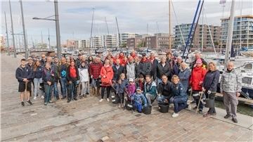 50 engagierte Bremerhavenerinnen und Bremerhavener – von Kindern bis Senioren – folgten dem Aufruf zum „Havenputz“ und setzten gemeinsam ein Zeichen gegen Umweltverschmutzung.