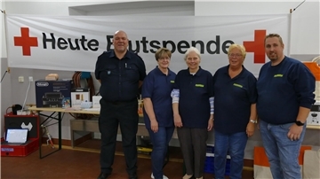 50 Jahre Blutspenden bei der Feuerwehr Stotel – darüber freuen sich Frank Molzen, Karin Heuwinkel, Brigitte Baumann, Annedore Brünje und Martin Glinka (v.l.)