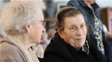 50 Jahre Landfrauenverein Wilstedt: Die langjährige Vorsitzende und heutige Ehrenvorsitzende Helga Sievers, 95 Jahre alt, (rechts) ist eine Landfrau der ersten Stunde.