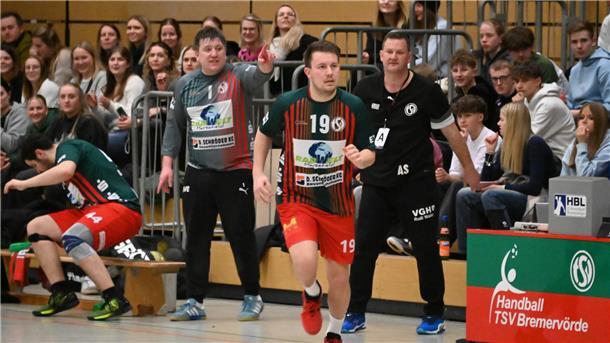 Kicker Jöran Engelke feiert Comeback als Handballer 50. Minute und das Comeback nach langer Handballpause: Jöran Engelke, eigentlich Fußballer beim Bremervörder SC, bestritt sein erstes Spiel in der Männer-Oberliga. Es soll nicht sein letztes gewesen sein.