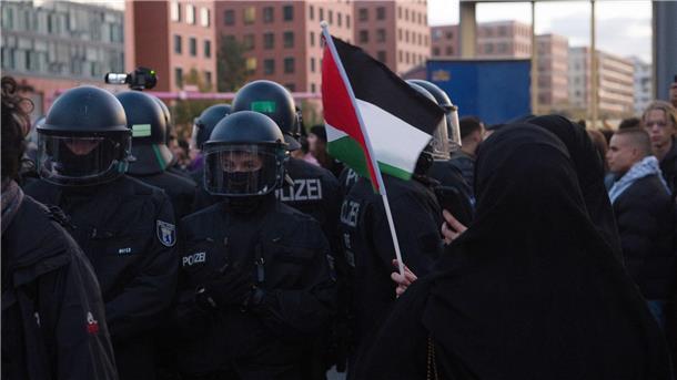 Berlin: Große Mobilisierung zu Palästina-Demo 50 Teilnehmer waren angemeldet - am Ende kamen mehr als 1000 zu einer pro-palästinensischen Demonstration am Potsdamer Platz in Berlin-Mitte.