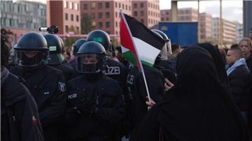 50 Teilnehmer waren angemeldet - am Ende kamen mehr als 1000 zu einer pro-palästinensischen Demonstration am Potsdamer Platz in Berlin-Mitte.