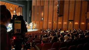 Kamerafrau filmt die öffentliche Probe des Philharmonischen Orchesters Bremerhaven vor rund 500 Schülerinnen und Schülern