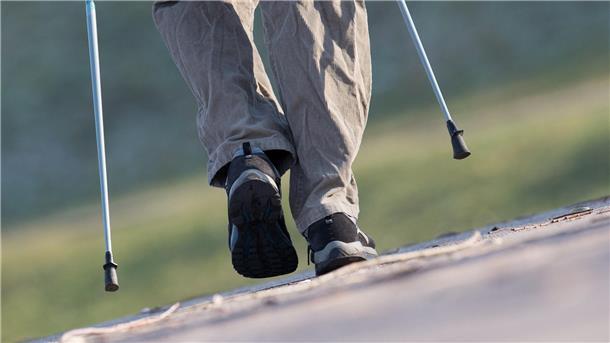 Wenn der Bauch dem Sport im Wege steht - so geht es trotzdem 500 oder 1000 Schritte mehr am Tag sammeln: Das kann ein Vorhaben sein, das einen anspornt, sich im Alltag mehr zu bewegen.