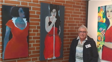 53. Arche-Ausstellung in Beverstedt: Künstlerin Ulrike Strauch-Göbel mit ihren Frauen in Rot.