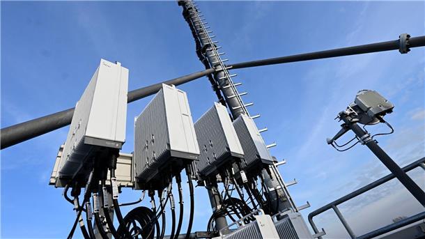 Vodafone: 90-Prozent-Marke bei Abdeckung mit Funkstandard 5G 5G-Mobilfunkmast von Vodafone auf einem Hochhaus in Düsseldorf.