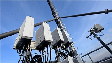 5G-Mobilfunkmast von Vodafone auf einem Hochhaus in Düsseldorf.
