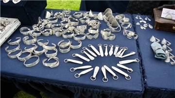 60 Aussteller präsentieren auf dem Kunsthandwerkermarkt ihre Kreationen - neben anderem Schmuck-Kreationen.