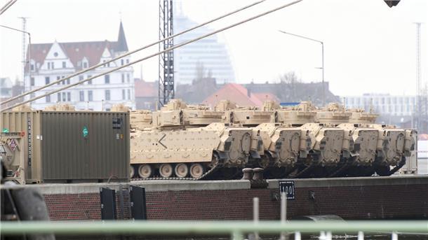 60 "Bradley"-Panzer sind in Bremerhaven auf der ABC-Halbinsel ausgeladen worden.