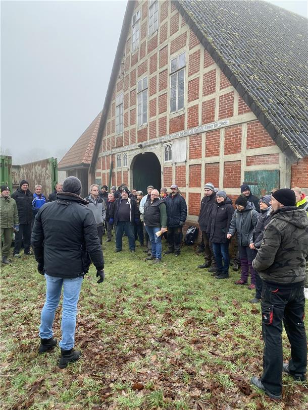 60 Bürgerinnen und Bürger helfen beim Entrümpeln von „Lüttens Hus“ 60 Bürgerinnen und Bürger helfen beim Entrümpeln von „Lüttens Hus“, weil sie sich mit dem „Projekt Dorfgemeinschaftshaus“ identifizieren.
