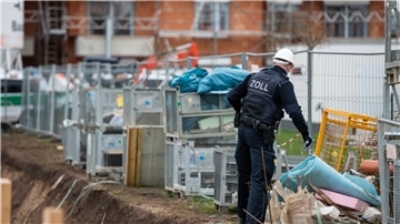 Ein Zollbeamter kontrolliert eine Baustelle.