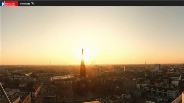 6.40 Uhr: Die Sonne lugt hinter der „Großen Kirche“ hervor.