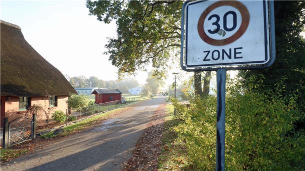 Uthleder Einwohnerversammlung: Mit Piktogrammen gegen Raser 68 Prozent der erfassten Fahrzeuge hielten sich im Schützenweg nicht an die Tempobegrenzung. Bald soll ein großes Piktogramm auf der Fahrbahn auf die Begrenzung hinweisen.