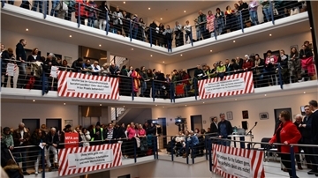 700 Ärzte, Psychotherapeuten und Medizinische Fachangestellte warnten beim Aktionstag der KV in Bremen vor dem drohenden Praxenkollaps.