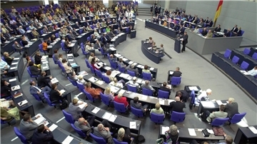 736 Abgeordnete gehören aktuell dem Deutschen Bundestag an. Es sollen weniger werden. Der Vorschlag der Koalition aus SPD, Grünen und FDP sieht vor, die Größe des deutschen Parlaments auf 598 Parlamentarierinnen und Parlamentarier festzuschreiben.