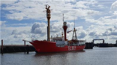 79 Jahre alt und immer noch prima in Schuss: das Feuerschiff „Elbe 1 Bürgermeister O’swald“ – hier an ihrem Liegeplatz am Rande des Alten Fischereihafens in Cuxhaven.