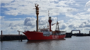 79 Jahre alt und immer noch prima in Schuss: das Feuerschiff „Elbe 1 Bürgermeister O’swald“ – hier an ihrem Liegeplatz am Rande des Alten Fischereihafens in Cuxhaven.