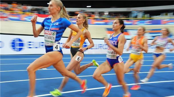 Olympiasiegerin Mihambo springt locker ins Hallen-EM-Finale 800-Meter-Läuferin Majtie Kolberg (Zweite v. l.) ist im Vorlauf überraschend ausgeschieden.