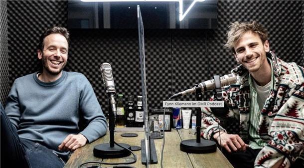 Fynn Kliemann: "Ich persönlich hab gar kein Geld" 85 Minuten sprach Fynn Kliemann (rechts) mit Philipp Westermeyer für dessen OMR-Podcast - einem Podcastkanal "zu digitalem Marketing und allen anderen Themen, die uns Spaß machen" (OMR).